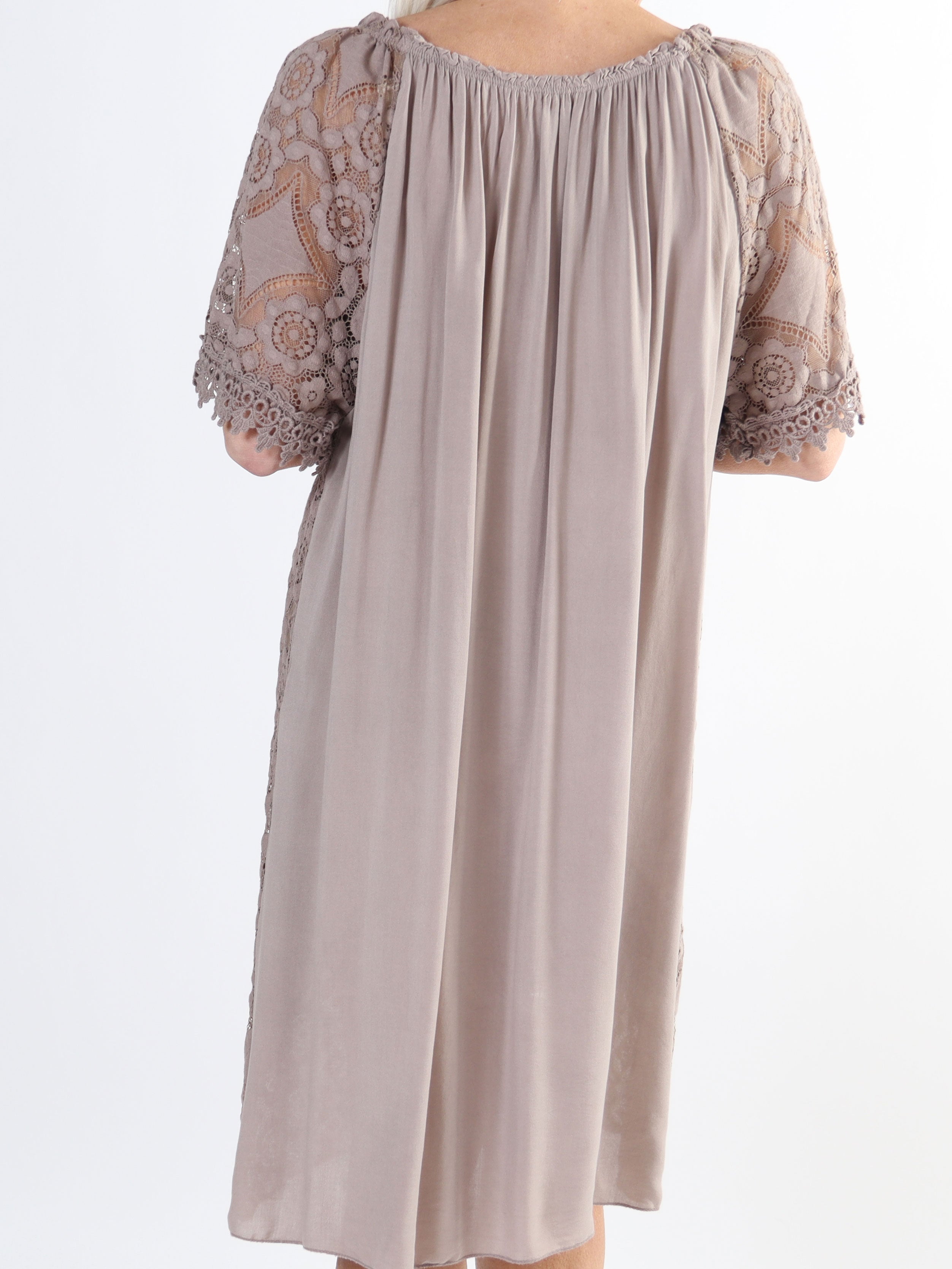 Thea - Plus size blondekjole med elastikkant i udskæringen